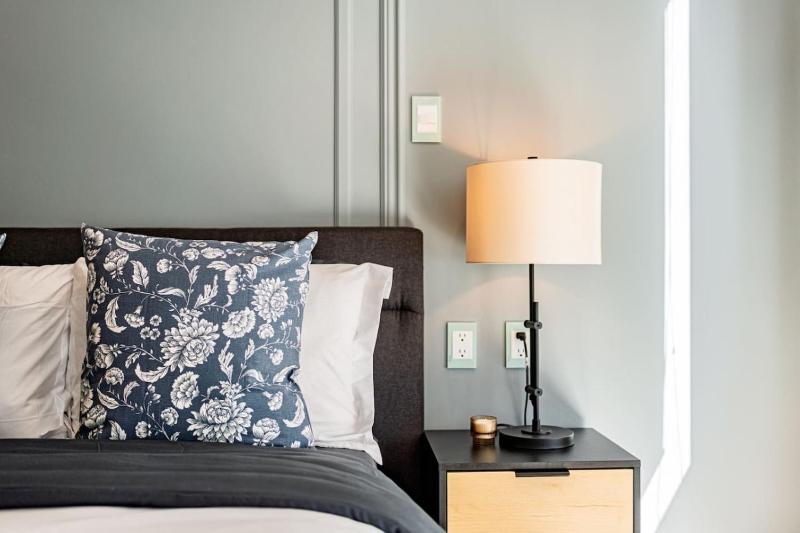 Bright Stylish Retreat w/ Private Balcony & WiFi - image 11