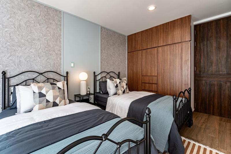 Bright Stylish Retreat w/ Private Balcony & WiFi - image 18