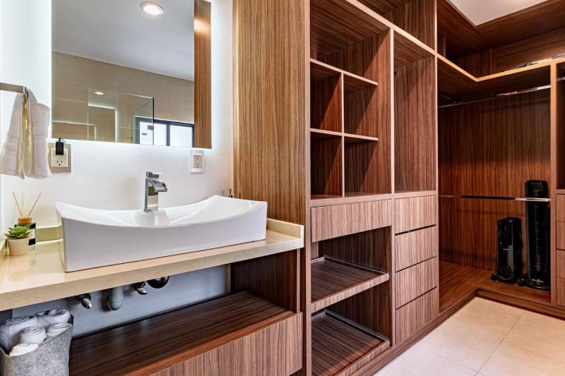 Bright Stylish Retreat w/ Private Balcony & WiFi - image 26