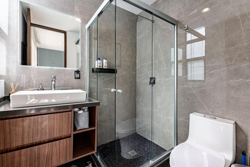 Bright Stylish Retreat w/ Private Balcony & WiFi - image 6