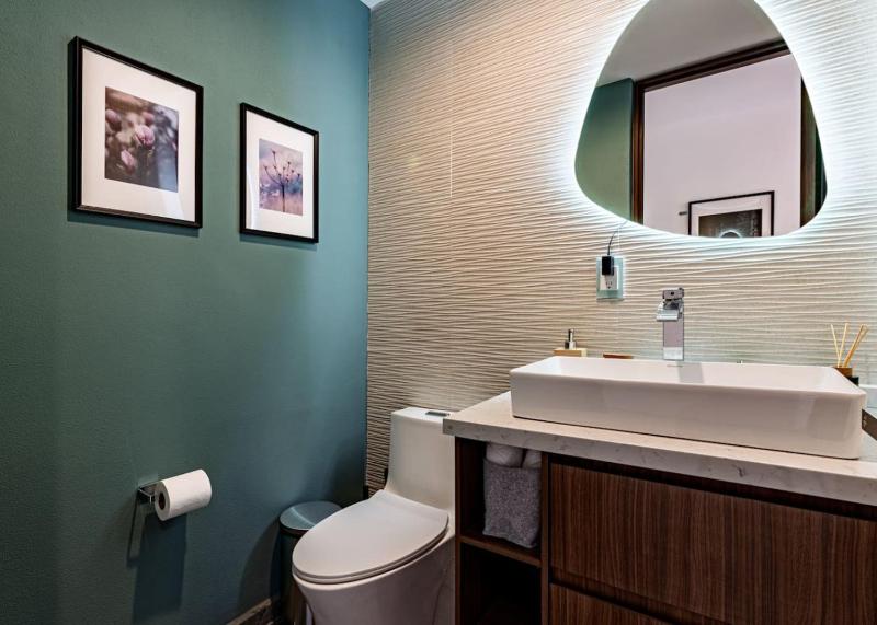 Bright Stylish Retreat w/ Private Balcony & WiFi - image 14