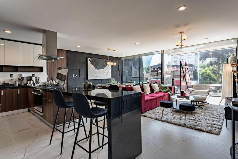Bright Stylish Retreat w/ Private Balcony & WiFi - image 31