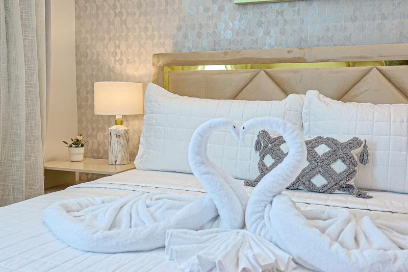 Elegant Centric Apt Near all - image 12