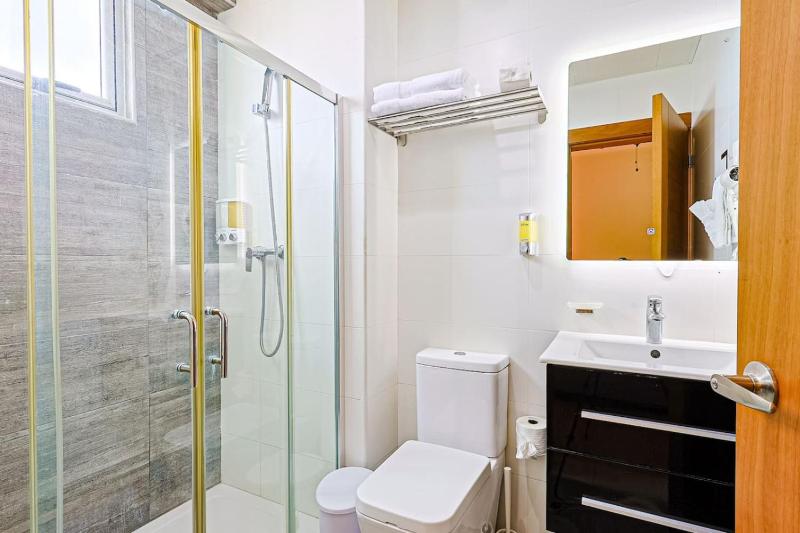 Elegant Centric Apt Near all - image 13