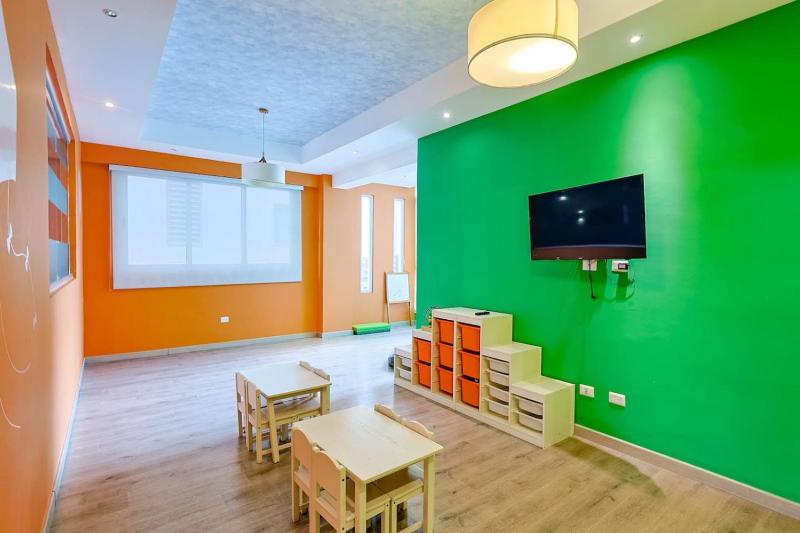 Elegant Centric Apt Near all - image 14