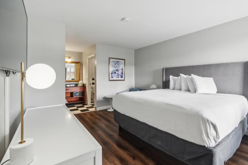 Standard King Room image 3