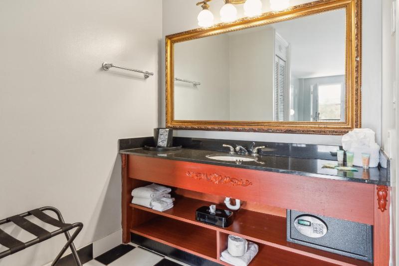 Standard King Room image 3