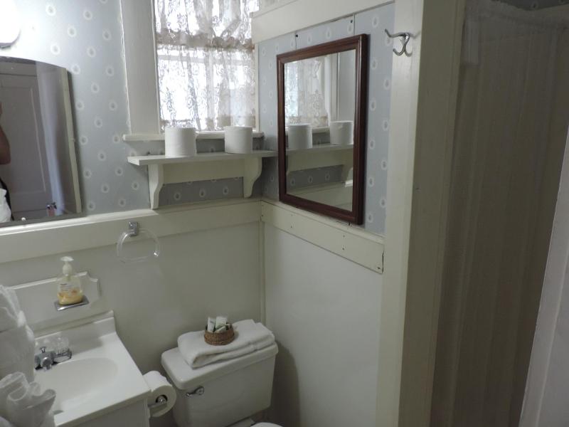 Standard Double Room image 3