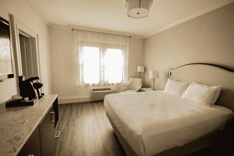 Deluxe Room image 3