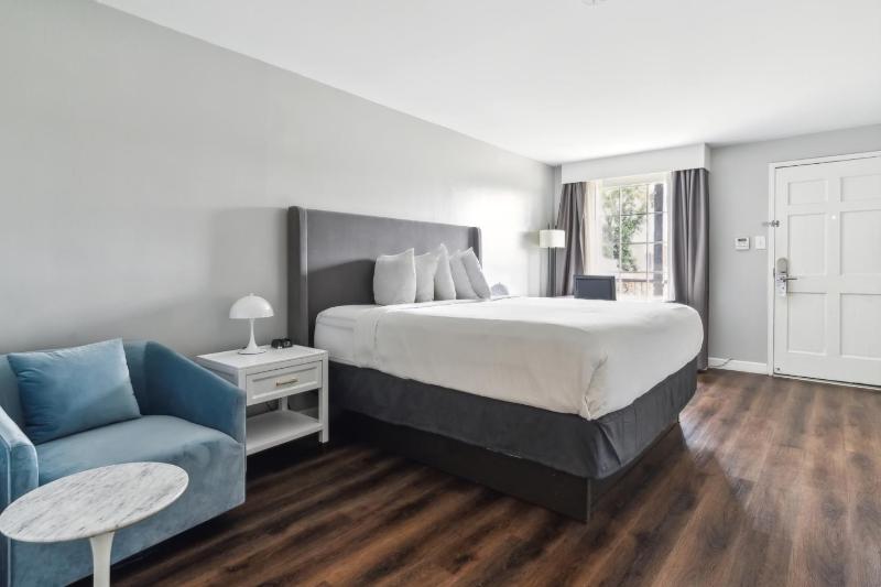 Standard King Room image 4