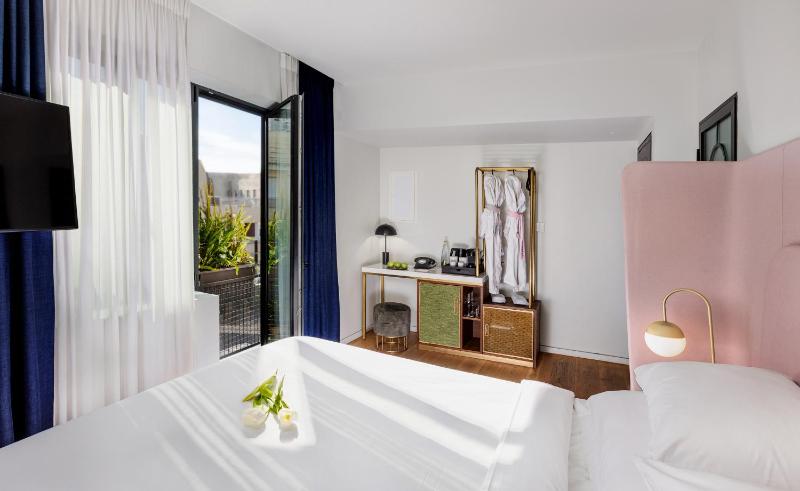 Deluxe Double Room image 1