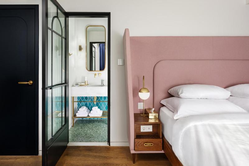 Deluxe Double Room image 3