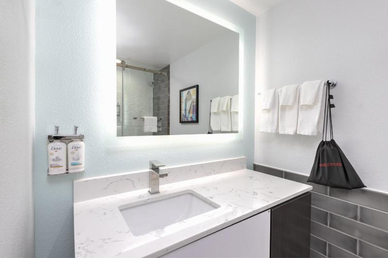 Standard King Room image 4