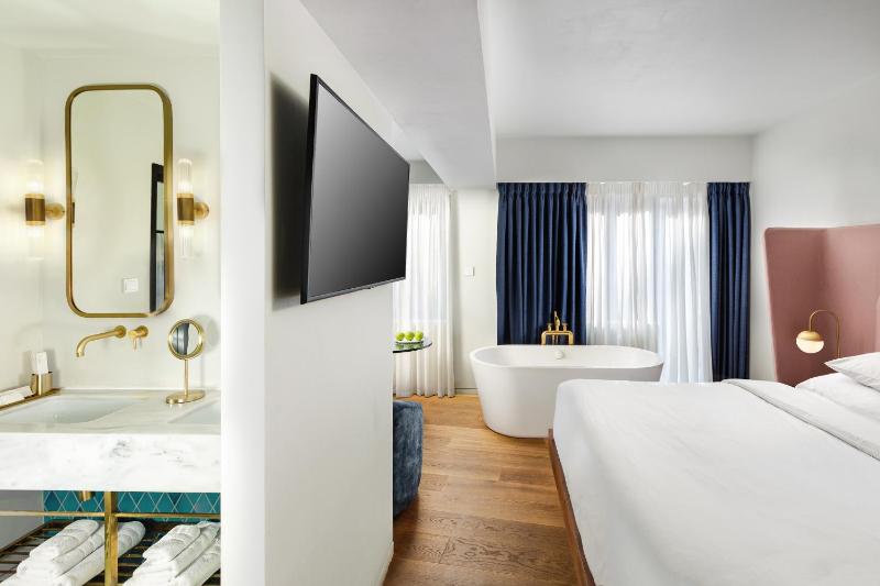 Superior Suite image 1