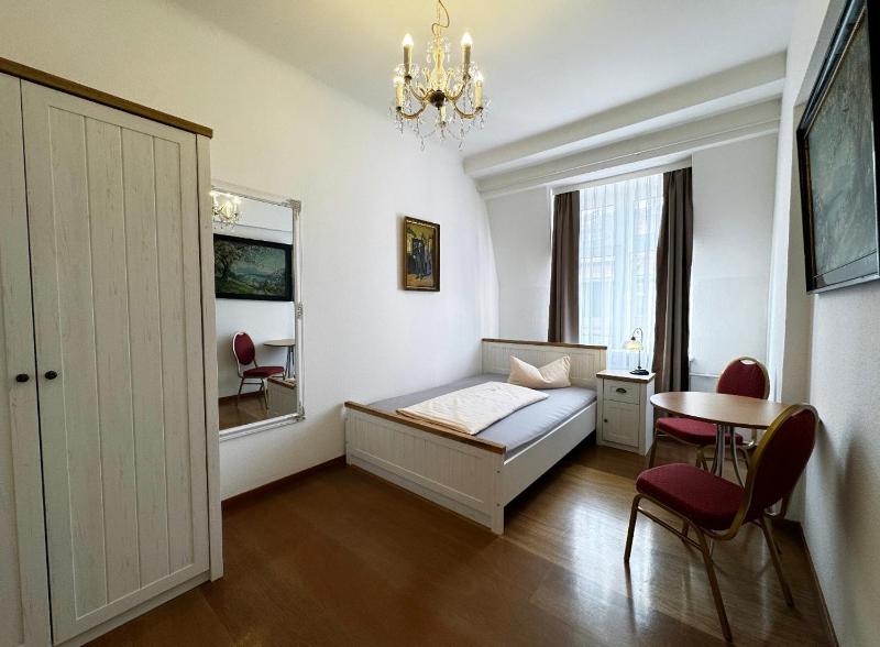 Single Room image 3