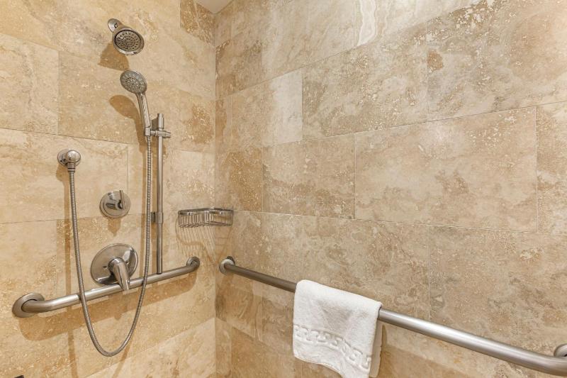 Accessible Deluxe Room with Roll in Shower 1 King Bed image 2
