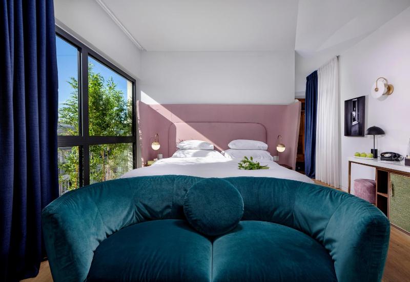 King Suite with Balcony image 4
