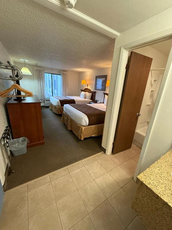 Queen Room with Two Queen Beds image 3