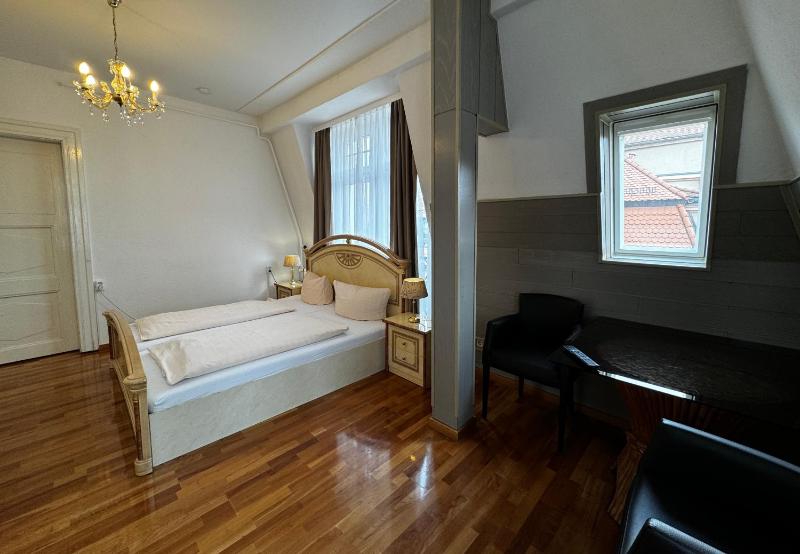 Double Room image 4