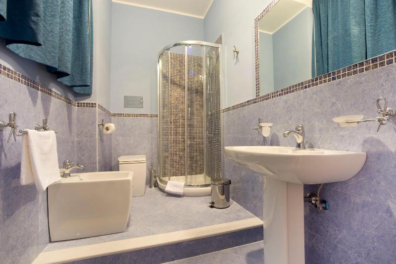 Deluxe Double Room image 2