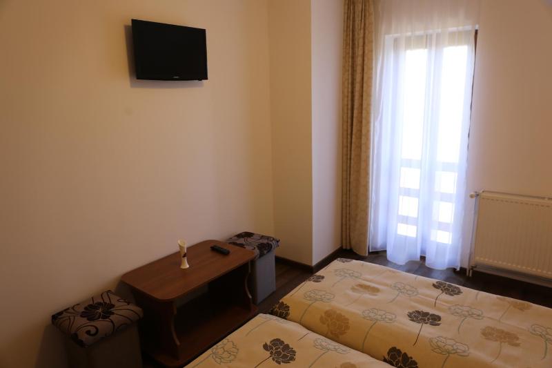 Superior Twin Room with Garden View image 3