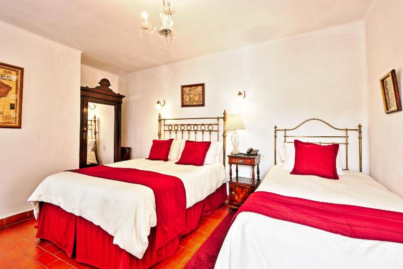 El Hotel de Su Merced - image 6