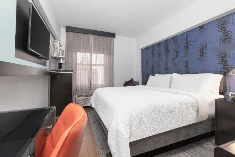 Standard King Room image 2