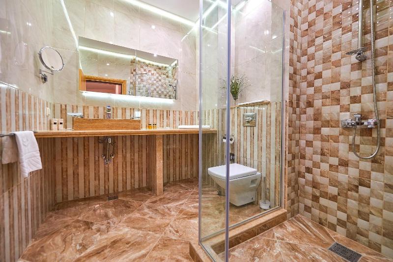 Two-Bedroom apartment with Lake, Garden and Sea View image 3