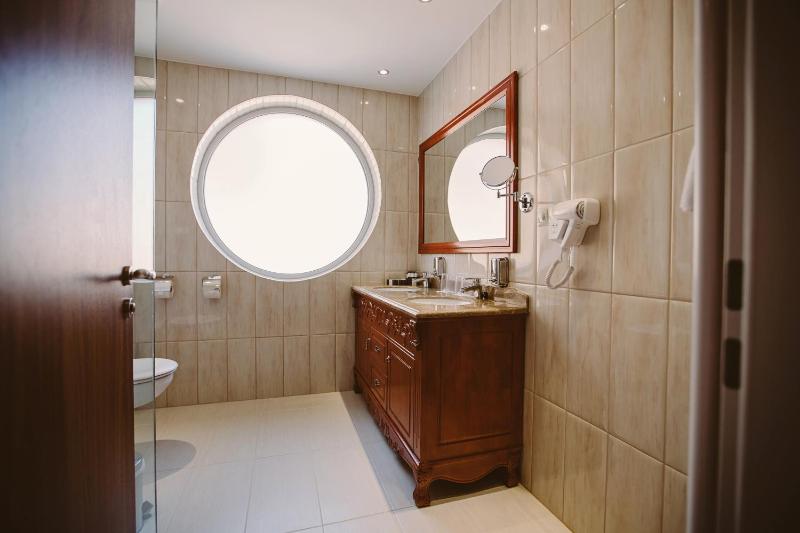Queen Room with Balcony image 2