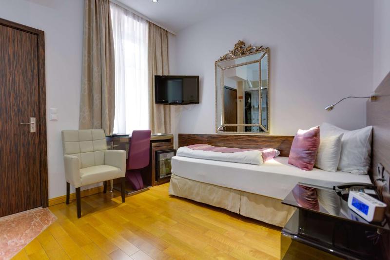 Classic Single Room image 3