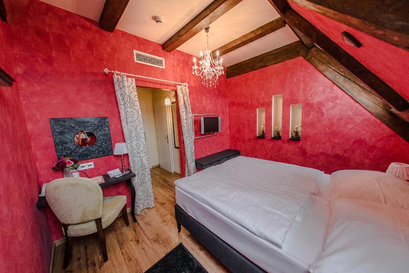 Standard Double Room image 4