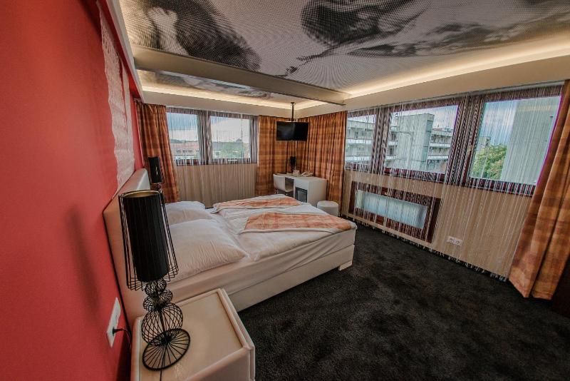 Standard Double Room image 3