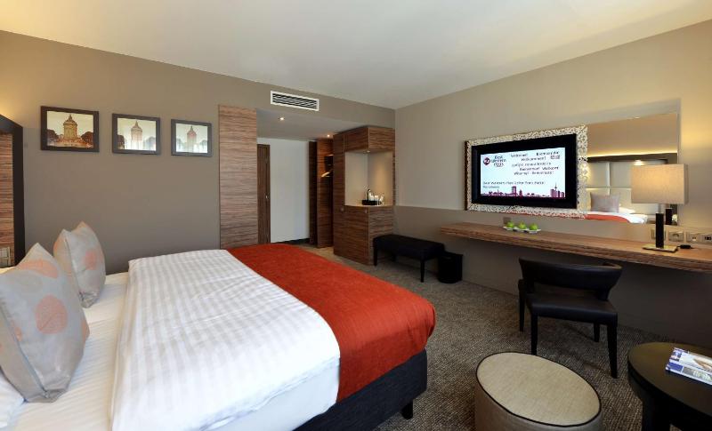 Business Plus Twin Room image 3