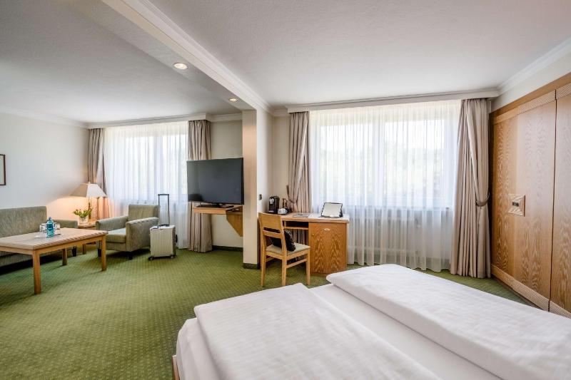 Queen Room with Forest View image 1