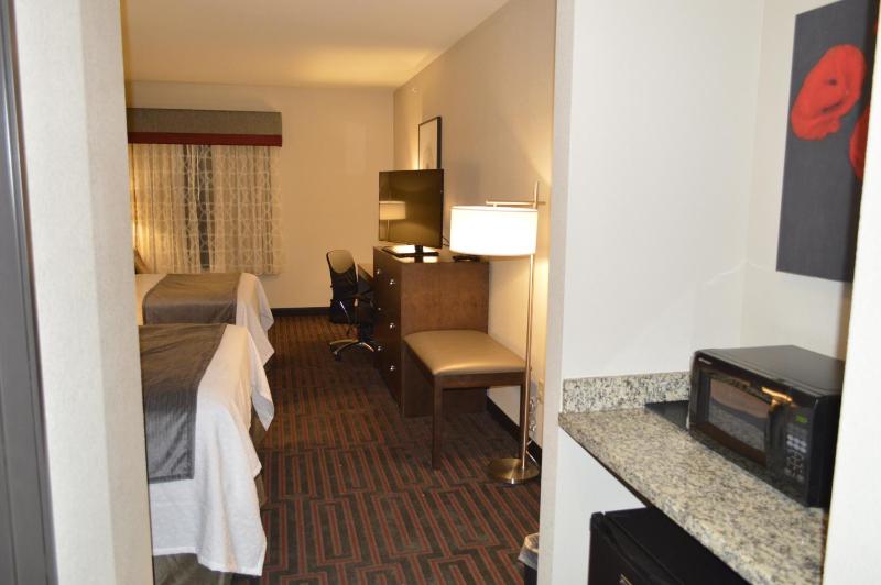 Queen Room with Two Queen Beds and Bath Tub - Disability Access image 3