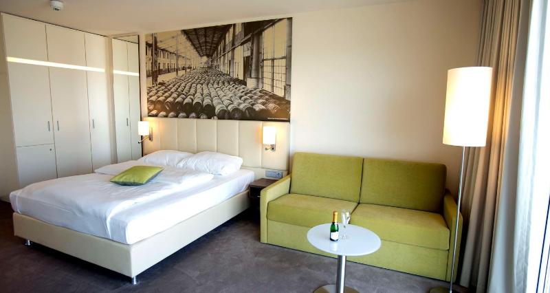 Family Queen Room with Sofa Bed and Harbor View image 1