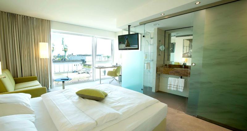 Family Queen Room with Sofa Bed and Harbor View image 4