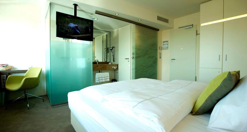 Business Queen Room with One Queen Bed image 1