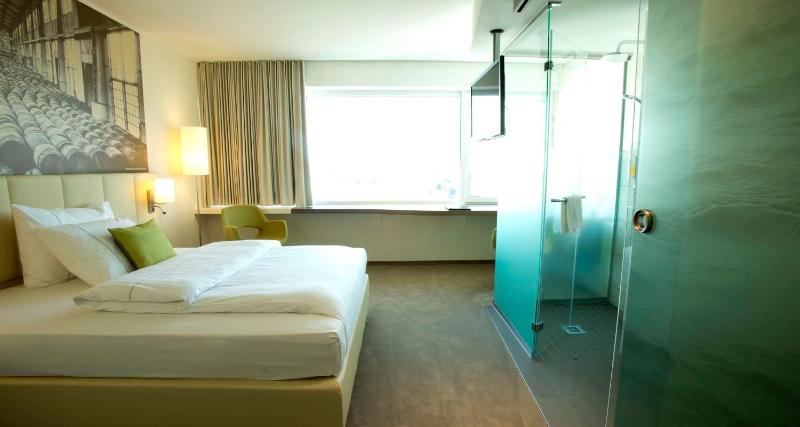 Business Queen Room with One Queen Bed image 3