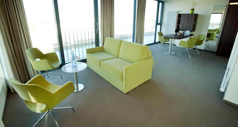 Twin Suite with Sofa Bed and Harbor View image 4