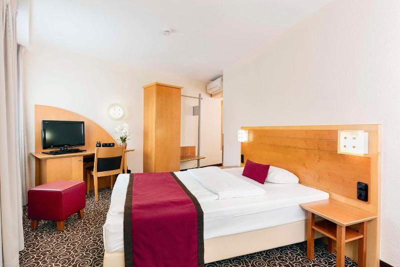 Economy Queen Room image 1