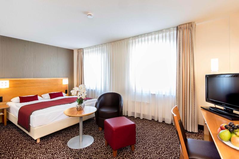 Standard Double Room image 3