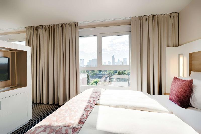 Queen Room with City View image 4
