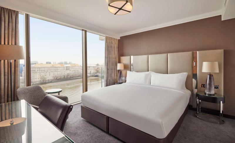 Deluxe King Room with River View - High Floor image 1