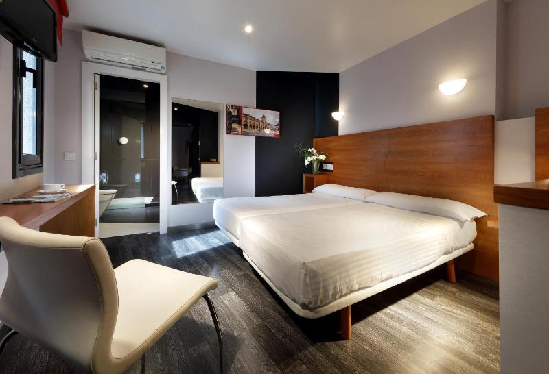 Superior Double or Twin Room with Living Room image 3