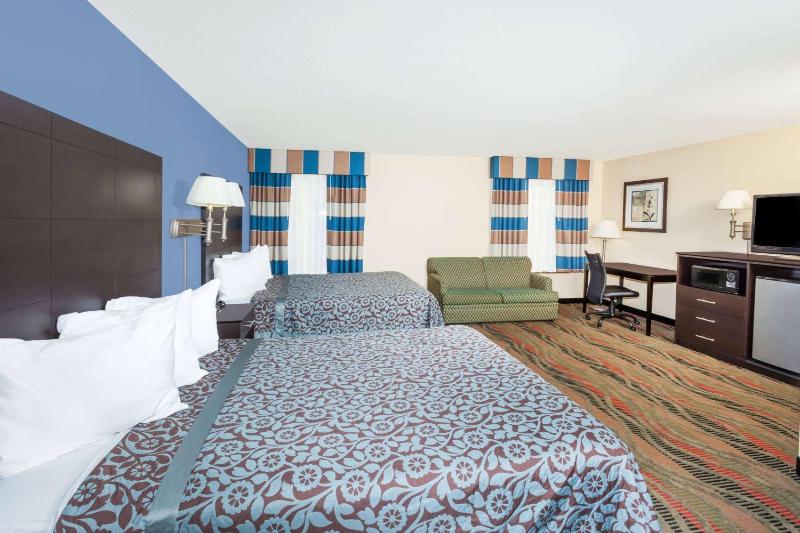 Deluxe Queen Suite - Non-Smoking image 1