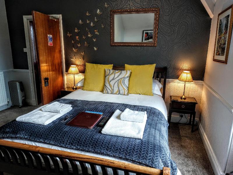 Superior King Room image 3