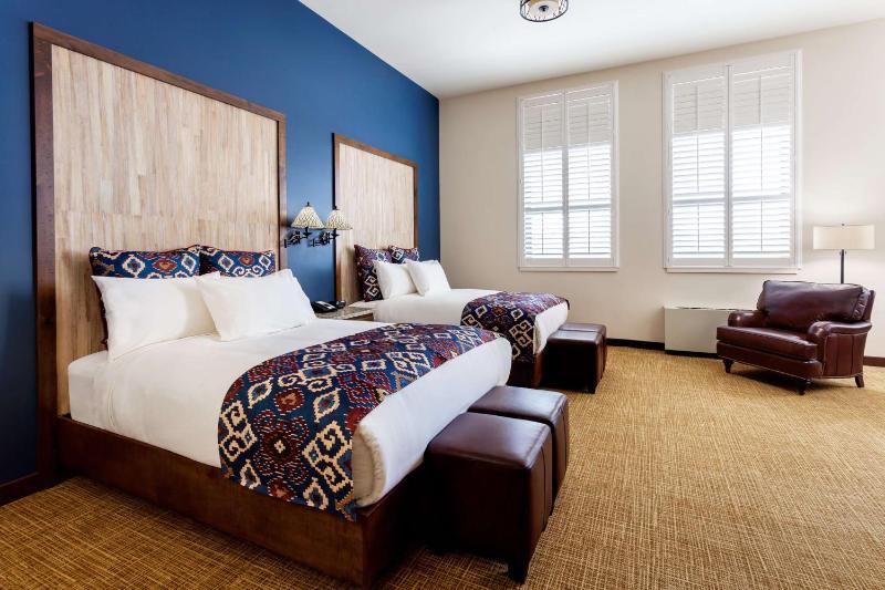 Queen Room with Two Queen Beds image 4