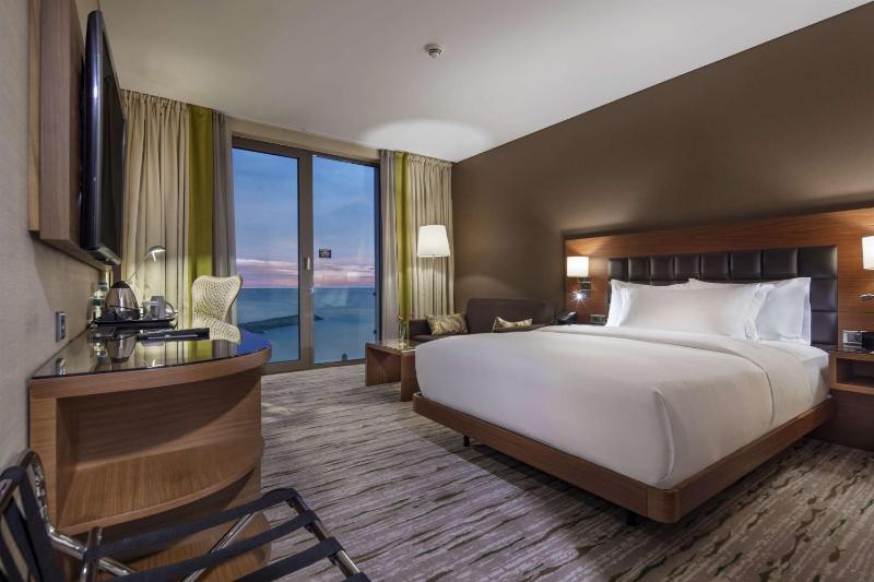 Deluxe King Room with View image 3