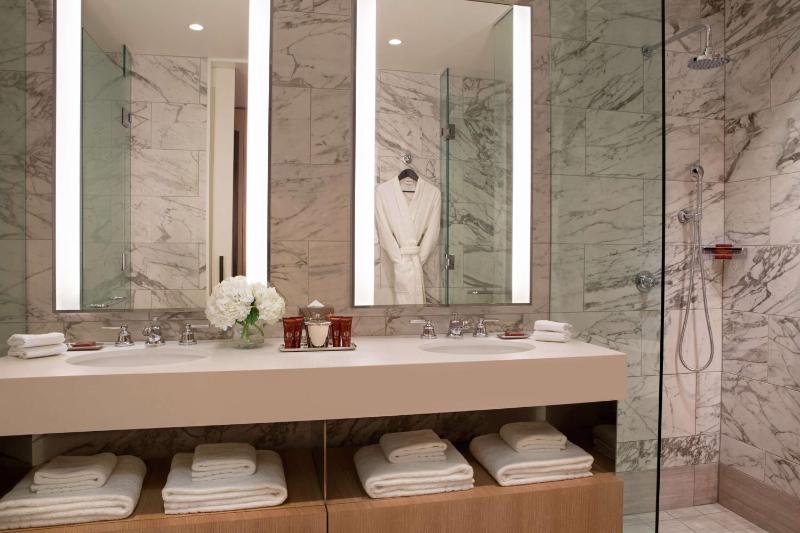 Deluxe King Room image 3